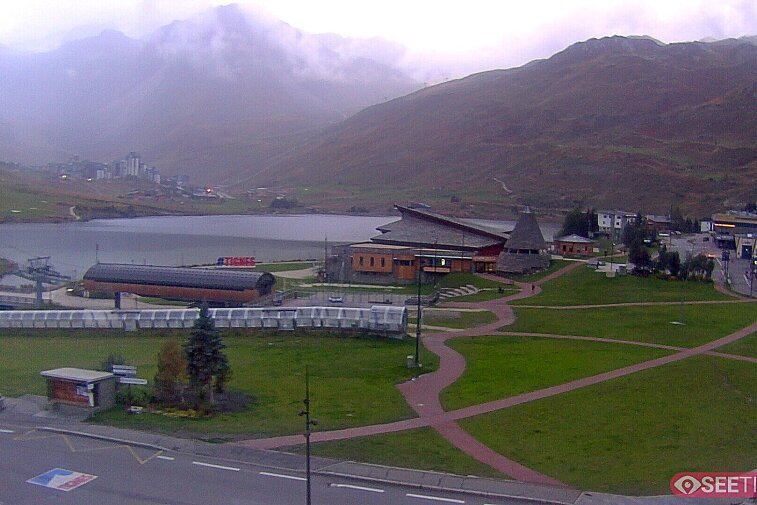 Superb panoramic webcam view over the expansive Tignes ski area and Espace Killy. The camera is situated at the Hotel Le Refuge, in the centre of Tignes Le Lac.