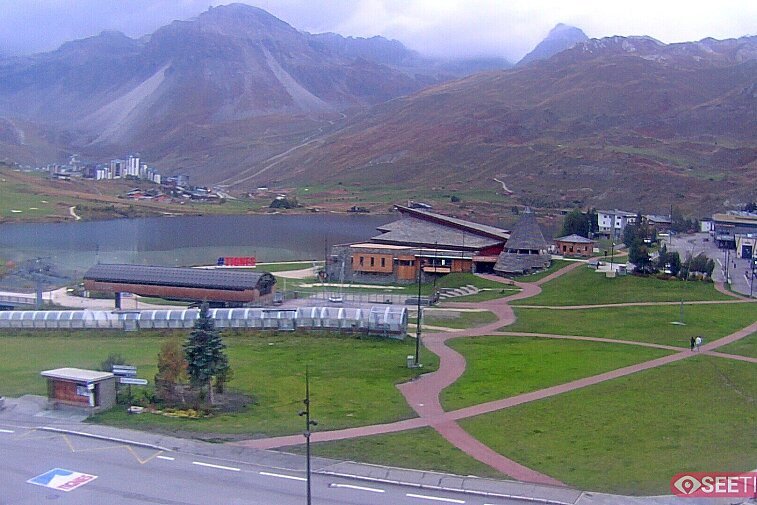 Superb panoramic webcam view over the expansive Tignes ski area and Espace Killy. The camera is situated at the Hotel Le Refuge, in the centre of Tignes Le Lac.