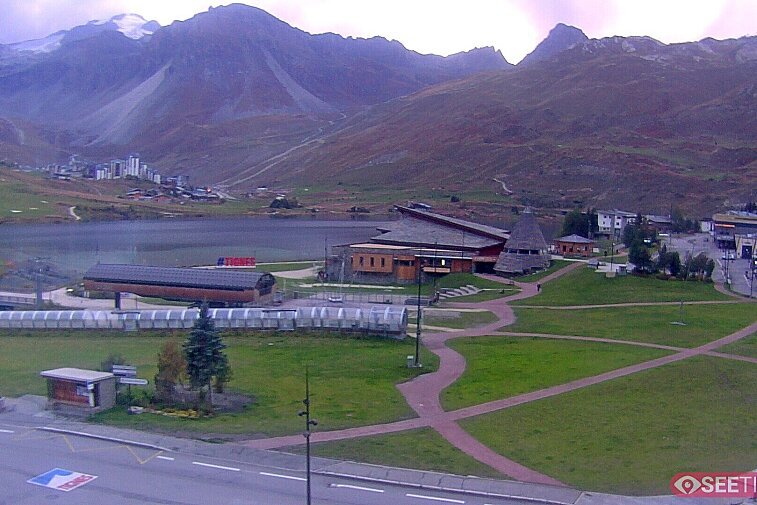 Superb panoramic webcam view over the expansive Tignes ski area and Espace Killy. The camera is situated at the Hotel Le Refuge, in the centre of Tignes Le Lac.
