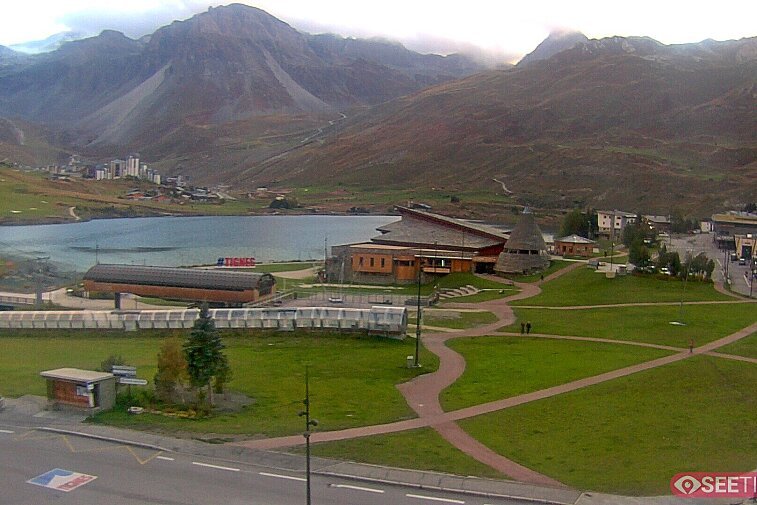 Superb panoramic webcam view over the expansive Tignes ski area and Espace Killy. The camera is situated at the Hotel Le Refuge, in the centre of Tignes Le Lac.