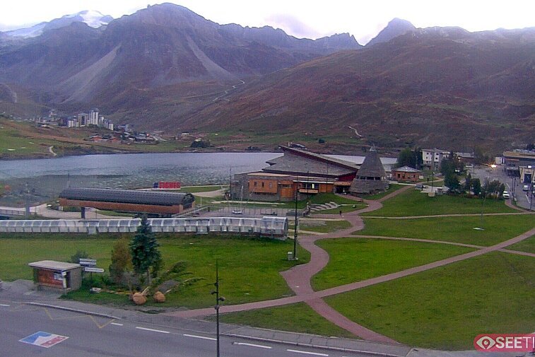 Superb panoramic webcam view over the expansive Tignes ski area and Espace Killy. The camera is situated at the Hotel Le Refuge, in the centre of Tignes Le Lac.