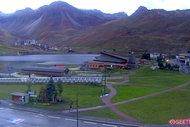 Superb panoramic webcam view over the expansive Tignes ski area and Espace Killy. The camera is situated at the Hotel Le Refuge, in the centre of Tignes Le Lac.