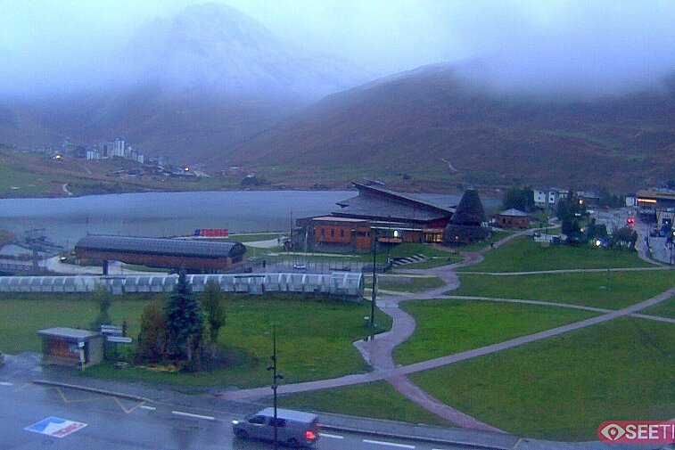 Superb panoramic webcam view over the expansive Tignes ski area and Espace Killy. The camera is situated at the Hotel Le Refuge, in the centre of Tignes Le Lac.