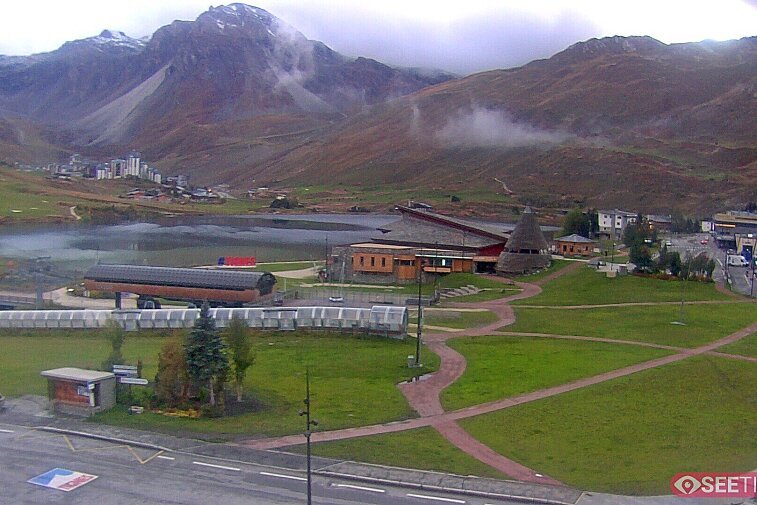 Superb panoramic webcam view over the expansive Tignes ski area and Espace Killy. The camera is situated at the Hotel Le Refuge, in the centre of Tignes Le Lac.