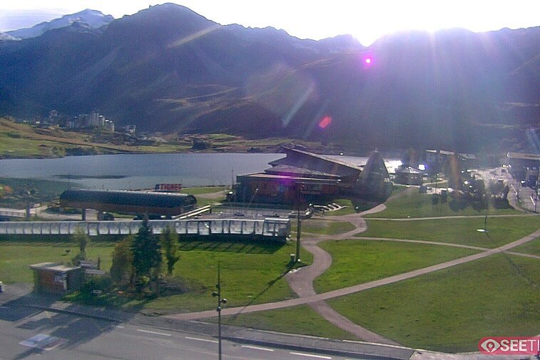 Superb panoramic webcam view over the expansive Tignes ski area and Espace Killy. The camera is situated at the Hotel Le Refuge, in the centre of Tignes Le Lac.