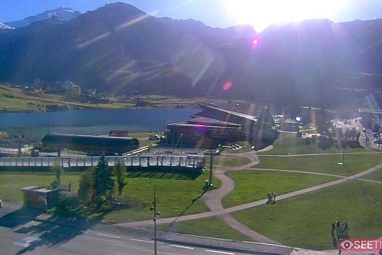 Superb panoramic webcam view over the expansive Tignes ski area and Espace Killy. The camera is situated at the Hotel Le Refuge, in the centre of Tignes Le Lac.