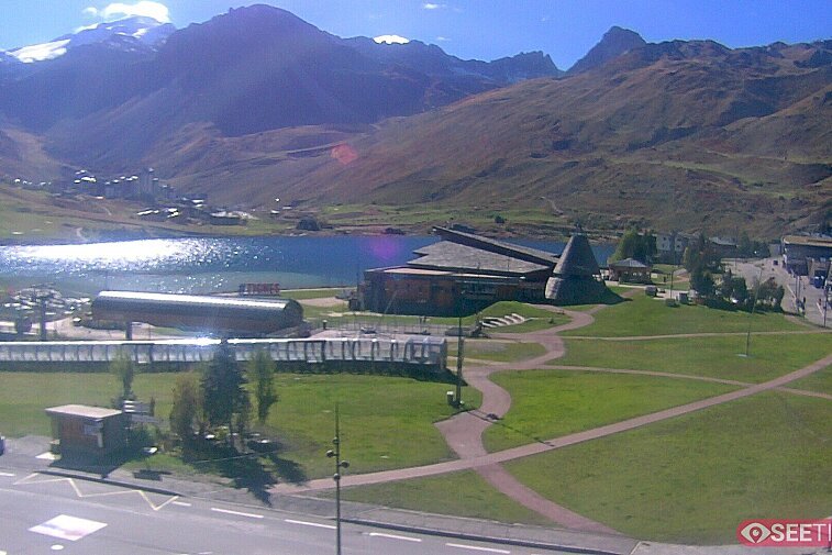 Superb panoramic webcam view over the expansive Tignes ski area and Espace Killy. The camera is situated at the Hotel Le Refuge, in the centre of Tignes Le Lac.