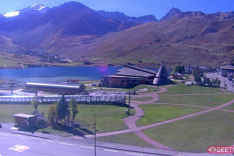 Superb panoramic webcam view over the expansive Tignes ski area and Espace Killy. The camera is situated at the Hotel Le Refuge, in the centre of Tignes Le Lac.