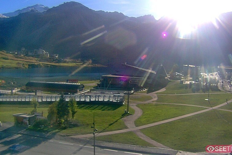 Superb panoramic webcam view over the expansive Tignes ski area and Espace Killy. The camera is situated at the Hotel Le Refuge, in the centre of Tignes Le Lac.