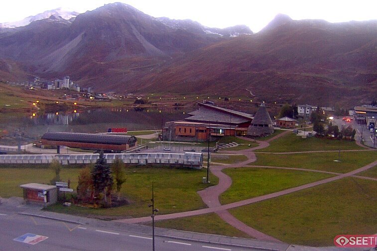 Superb panoramic webcam view over the expansive Tignes ski area and Espace Killy. The camera is situated at the Hotel Le Refuge, in the centre of Tignes Le Lac.