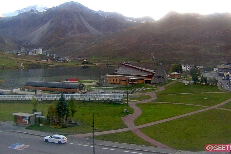 Superb panoramic webcam view over the expansive Tignes ski area and Espace Killy. The camera is situated at the Hotel Le Refuge, in the centre of Tignes Le Lac.
