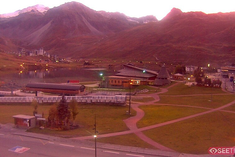 Superb panoramic webcam view over the expansive Tignes ski area and Espace Killy. The camera is situated at the Hotel Le Refuge, in the centre of Tignes Le Lac.