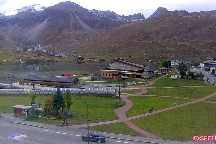 Superb panoramic webcam view over the expansive Tignes ski area and Espace Killy. The camera is situated at the Hotel Le Refuge, in the centre of Tignes Le Lac.