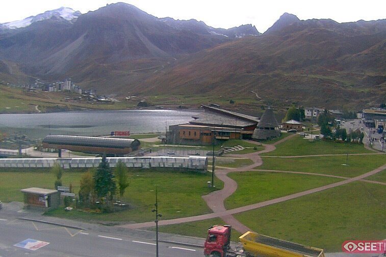 Superb panoramic webcam view over the expansive Tignes ski area and Espace Killy. The camera is situated at the Hotel Le Refuge, in the centre of Tignes Le Lac.