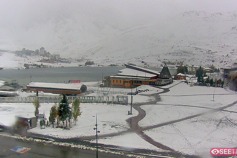 Superb panoramic webcam view over the expansive Tignes ski area and Espace Killy. The camera is situated at the Hotel Le Refuge, in the centre of Tignes Le Lac.