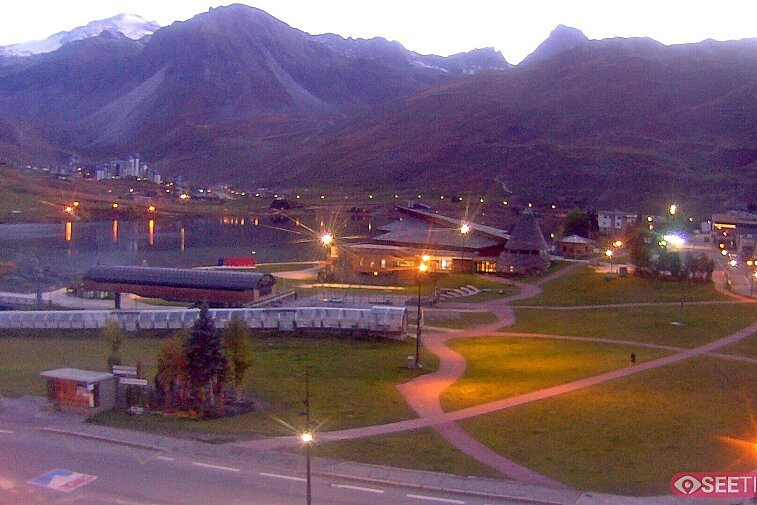Superb panoramic webcam view over the expansive Tignes ski area and Espace Killy. The camera is situated at the Hotel Le Refuge, in the centre of Tignes Le Lac.