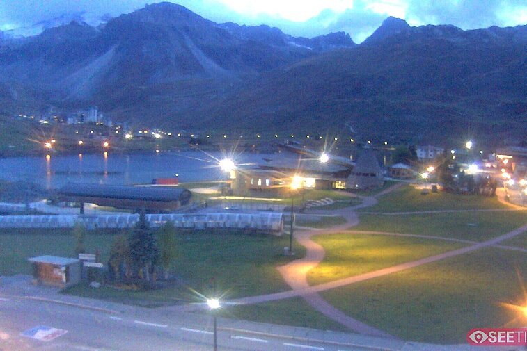 Superb panoramic webcam view over the expansive Tignes ski area and Espace Killy. The camera is situated at the Hotel Le Refuge, in the centre of Tignes Le Lac.