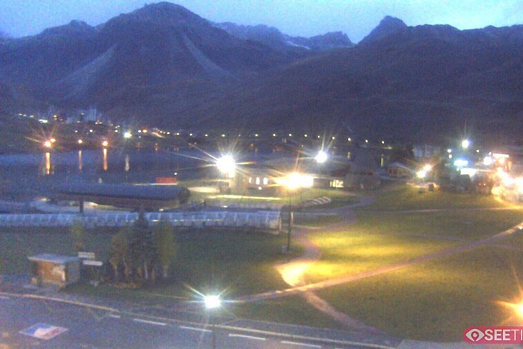 Superb panoramic webcam view over the expansive Tignes ski area and Espace Killy. The camera is situated at the Hotel Le Refuge, in the centre of Tignes Le Lac.