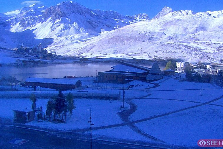 Superb panoramic webcam view over the expansive Tignes ski area and Espace Killy. The camera is situated at the Hotel Le Refuge, in the centre of Tignes Le Lac.