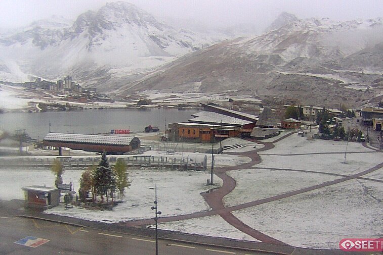 Superb panoramic webcam view over the expansive Tignes ski area and Espace Killy. The camera is situated at the Hotel Le Refuge, in the centre of Tignes Le Lac.