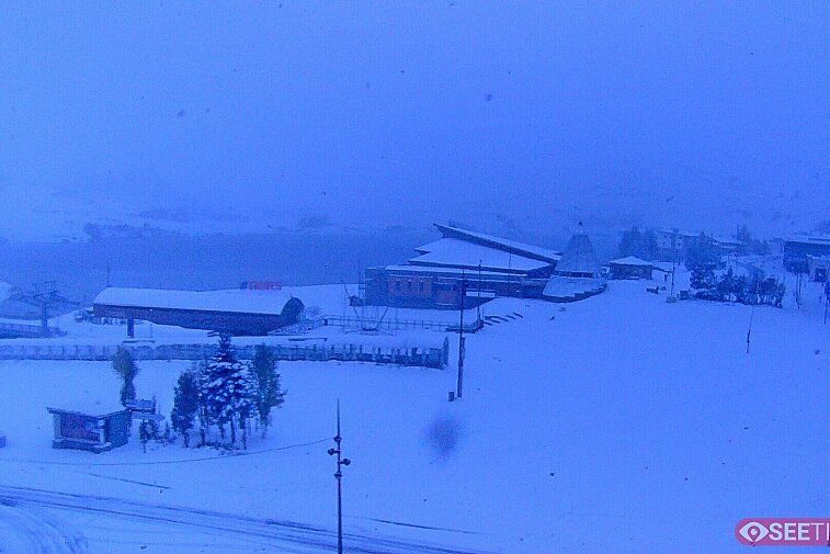 Superb panoramic webcam view over the expansive Tignes ski area and Espace Killy. The camera is situated at the Hotel Le Refuge, in the centre of Tignes Le Lac.