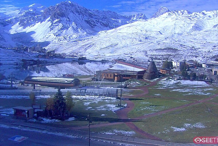 Superb panoramic webcam view over the expansive Tignes ski area and Espace Killy. The camera is situated at the Hotel Le Refuge, in the centre of Tignes Le Lac.