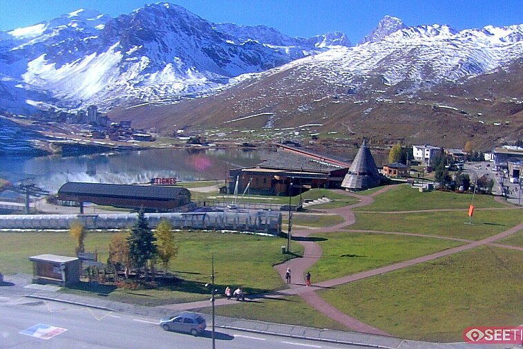 Superb panoramic webcam view over the expansive Tignes ski area and Espace Killy. The camera is situated at the Hotel Le Refuge, in the centre of Tignes Le Lac.