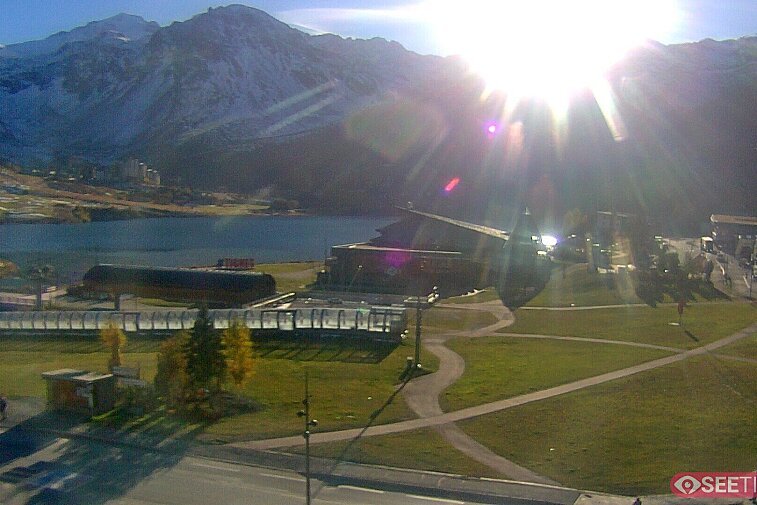 Superb panoramic webcam view over the expansive Tignes ski area and Espace Killy. The camera is situated at the Hotel Le Refuge, in the centre of Tignes Le Lac.
