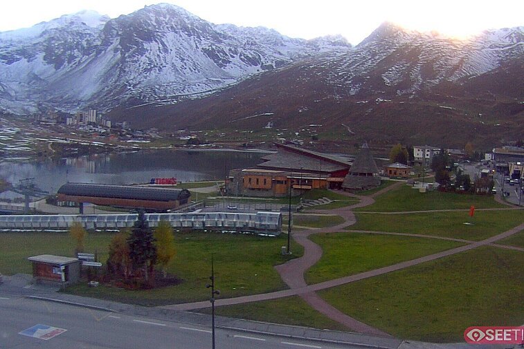 Superb panoramic webcam view over the expansive Tignes ski area and Espace Killy. The camera is situated at the Hotel Le Refuge, in the centre of Tignes Le Lac.