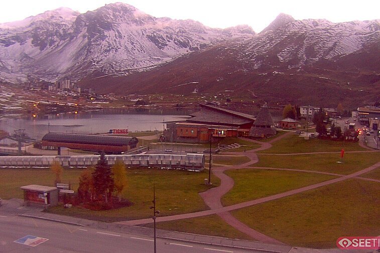Superb panoramic webcam view over the expansive Tignes ski area and Espace Killy. The camera is situated at the Hotel Le Refuge, in the centre of Tignes Le Lac.