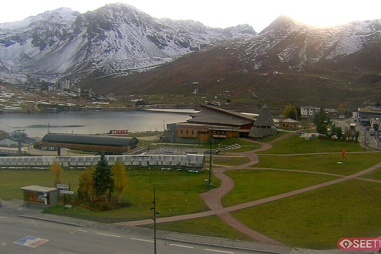 Superb panoramic webcam view over the expansive Tignes ski area and Espace Killy. The camera is situated at the Hotel Le Refuge, in the centre of Tignes Le Lac.