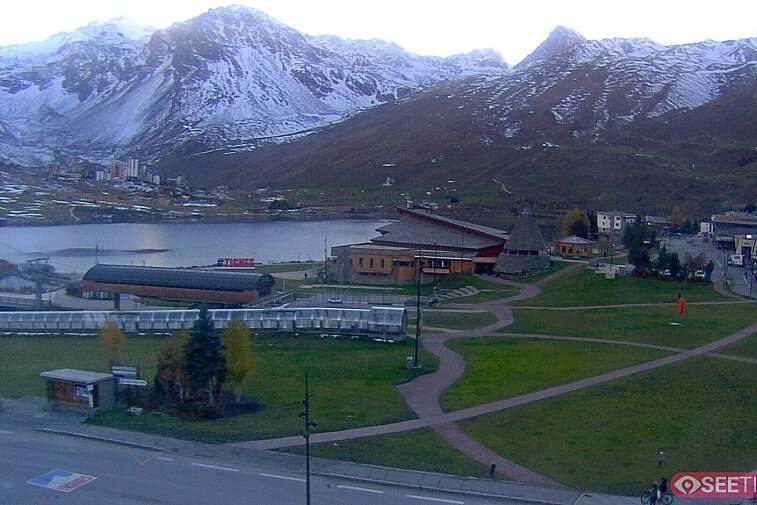 Superb panoramic webcam view over the expansive Tignes ski area and Espace Killy. The camera is situated at the Hotel Le Refuge, in the centre of Tignes Le Lac.
