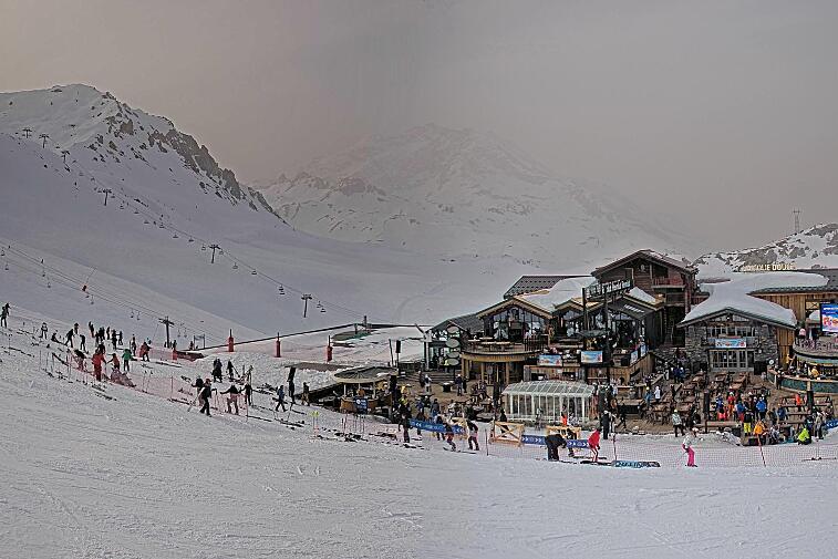 A webcam view of the Val d'Isere ski area above La Daille, near the Tommeuses chairlift.  The building in the centre is the renowned La Folie Douce restaurant.