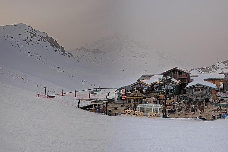 A webcam view of the Val d'Isere ski area above La Daille, near the Tommeuses chairlift.  The building in the centre is the renowned La Folie Douce restaurant.