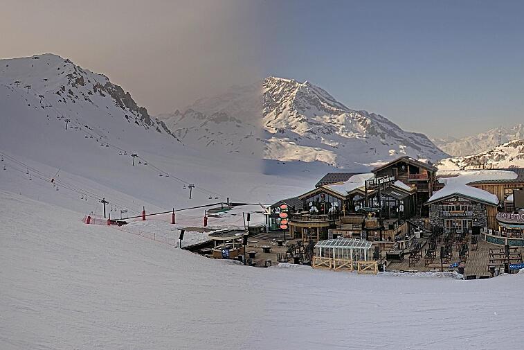 A webcam view of the Val d'Isere ski area above La Daille, near the Tommeuses chairlift.  The building in the centre is the renowned La Folie Douce restaurant.