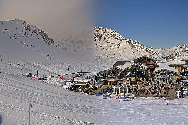 A webcam view of the Val d'Isere ski area above La Daille, near the Tommeuses chairlift.  The building in the centre is the renowned La Folie Douce restaurant.