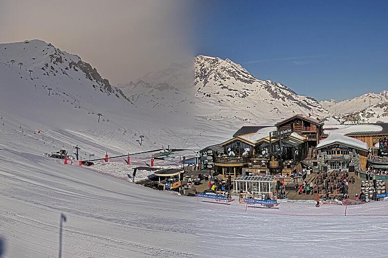 A webcam view of the Val d'Isere ski area above La Daille, near the Tommeuses chairlift.  The building in the centre is the renowned La Folie Douce restaurant.
