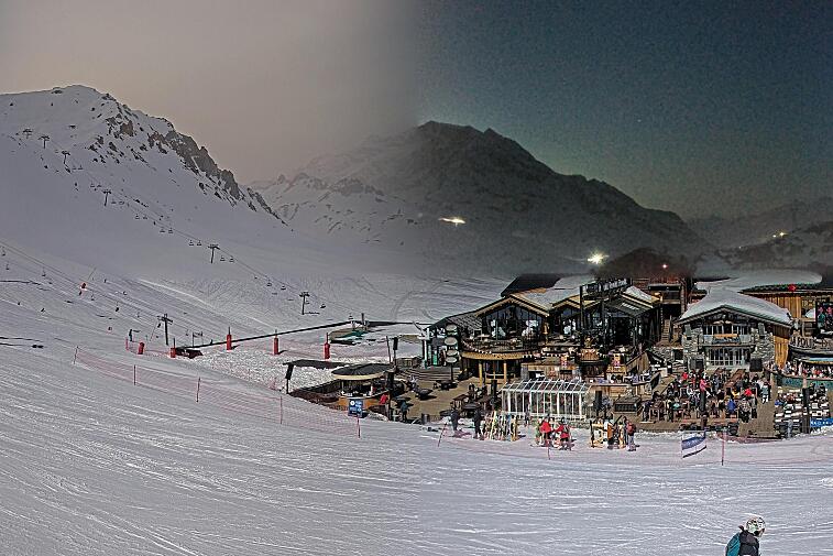 A webcam view of the Val d'Isere ski area above La Daille, near the Tommeuses chairlift.  The building in the centre is the renowned La Folie Douce restaurant.