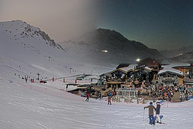 A webcam view of the Val d'Isere ski area above La Daille, near the Tommeuses chairlift.  The building in the centre is the renowned La Folie Douce restaurant.