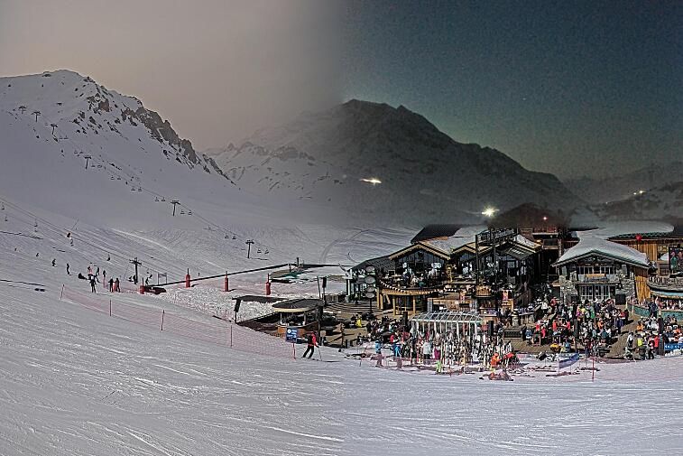 A webcam view of the Val d'Isere ski area above La Daille, near the Tommeuses chairlift.  The building in the centre is the renowned La Folie Douce restaurant.