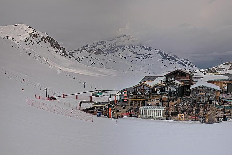 A webcam view of the Val d'Isere ski area above La Daille, near the Tommeuses chairlift.  The building in the centre is the renowned La Folie Douce restaurant.