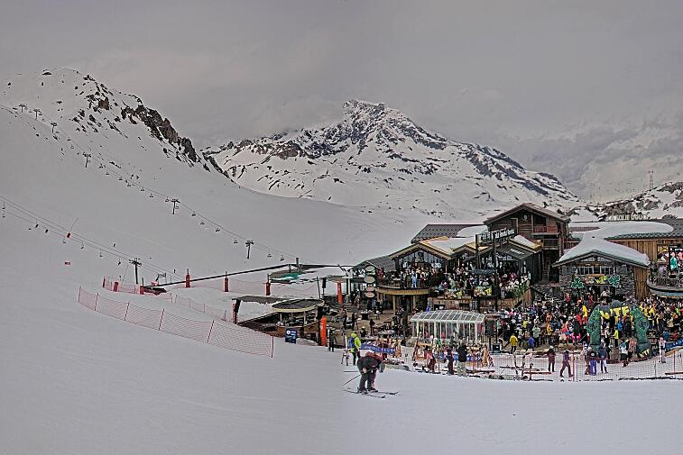 A webcam view of the Val d'Isere ski area above La Daille, near the Tommeuses chairlift.  The building in the centre is the renowned La Folie Douce restaurant.