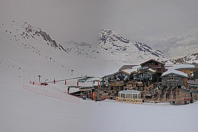 A webcam view of the Val d'Isere ski area above La Daille, near the Tommeuses chairlift.  The building in the centre is the renowned La Folie Douce restaurant.