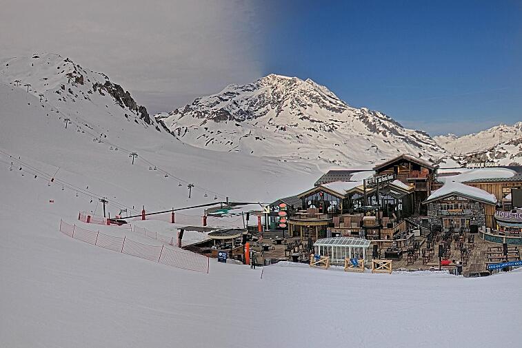 A webcam view of the Val d'Isere ski area above La Daille, near the Tommeuses chairlift.  The building in the centre is the renowned La Folie Douce restaurant.