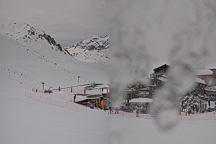 A webcam view of the Val d'Isere ski area above La Daille, near the Tommeuses chairlift.  The building in the centre is the renowned La Folie Douce restaurant.