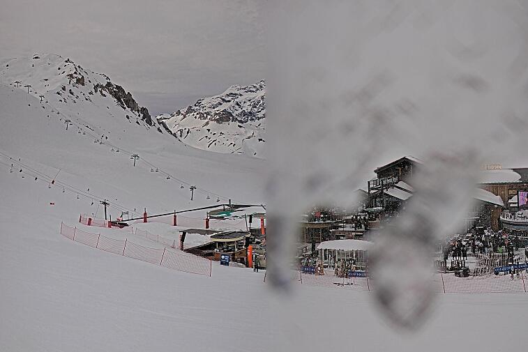 A webcam view of the Val d'Isere ski area above La Daille, near the Tommeuses chairlift.  The building in the centre is the renowned La Folie Douce restaurant.