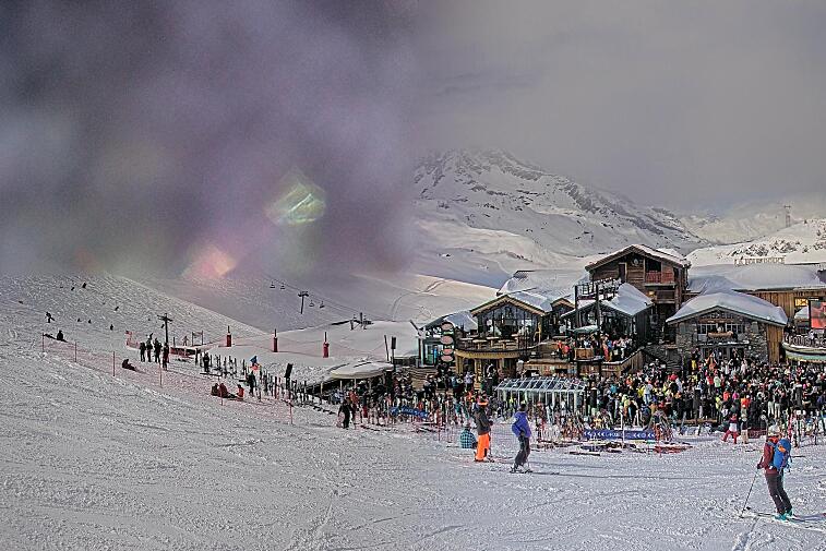 A webcam view of the Val d'Isere ski area above La Daille, near the Tommeuses chairlift.  The building in the centre is the renowned La Folie Douce restaurant.