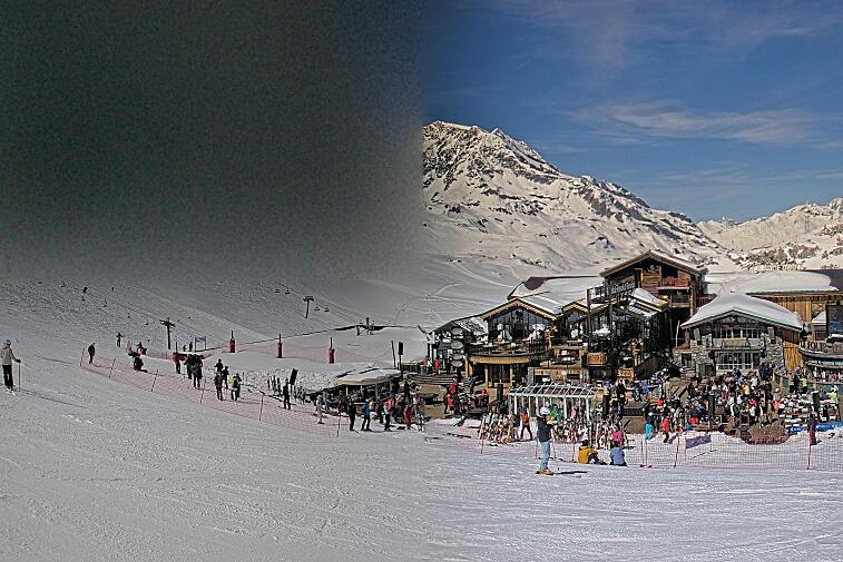 A webcam view of the Val d'Isere ski area above La Daille, near the Tommeuses chairlift.  The building in the centre is the renowned La Folie Douce restaurant.