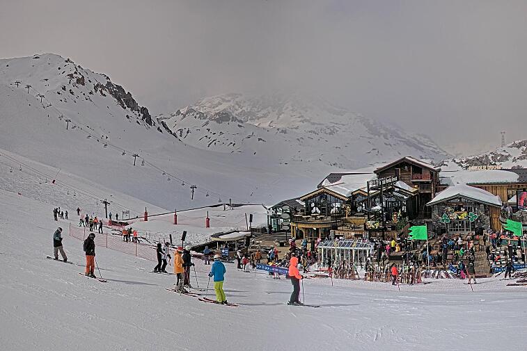A webcam view of the Val d'Isere ski area above La Daille, near the Tommeuses chairlift.  The building in the centre is the renowned La Folie Douce restaurant.