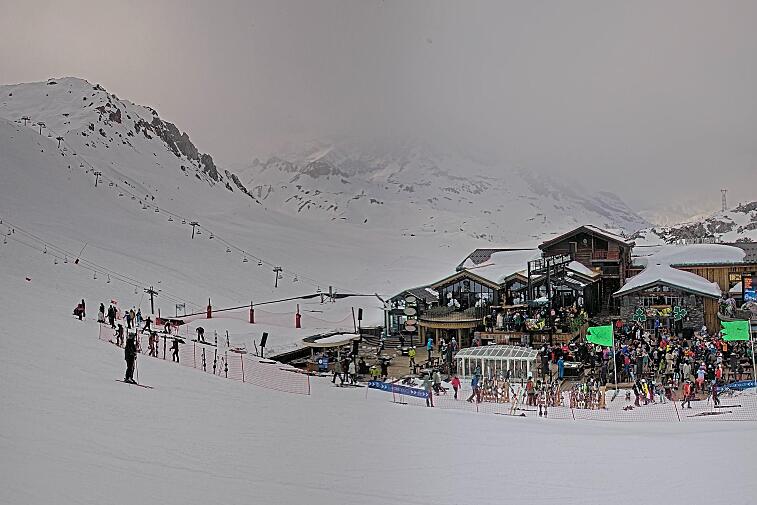 A webcam view of the Val d'Isere ski area above La Daille, near the Tommeuses chairlift.  The building in the centre is the renowned La Folie Douce restaurant.